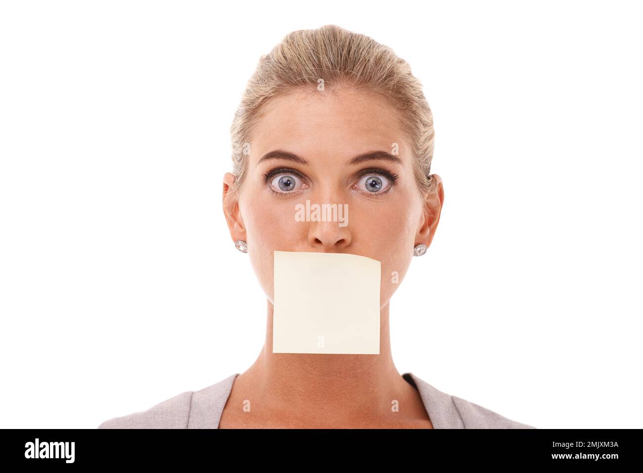 Sticky note, wow e scioccato faccia di donna con la bocca coperta isolata su uno studio sfondo bianco. Ritratto di sorpreso, allerta e censurato Foto Stock