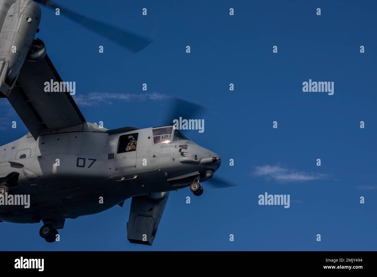 220909-N-XH769-1308 OCEANO ATLANTICO (9 SETTEMBRE 2022) UN USA Corpo marino MV-22 Osprey collegato alla 22nd unità di spedizione marina (MEU) decolora dal ponte di volo della nave d'assalto anfibio di classe Wasp USS Kearsarge (LHD 3) 9 settembre 2022. Il Kearsarge Amphibious Ready Group e ha avviato 22nd MEU, sotto il comando e il controllo della Task Force 61/2, è in programma uno schieramento negli Stati Uniti Naval Forces Europe area of Operations, impiegato dagli Stati Uniti Sesta flotta per difendere gli interessi degli Stati Uniti, alleati e partner. Foto Stock