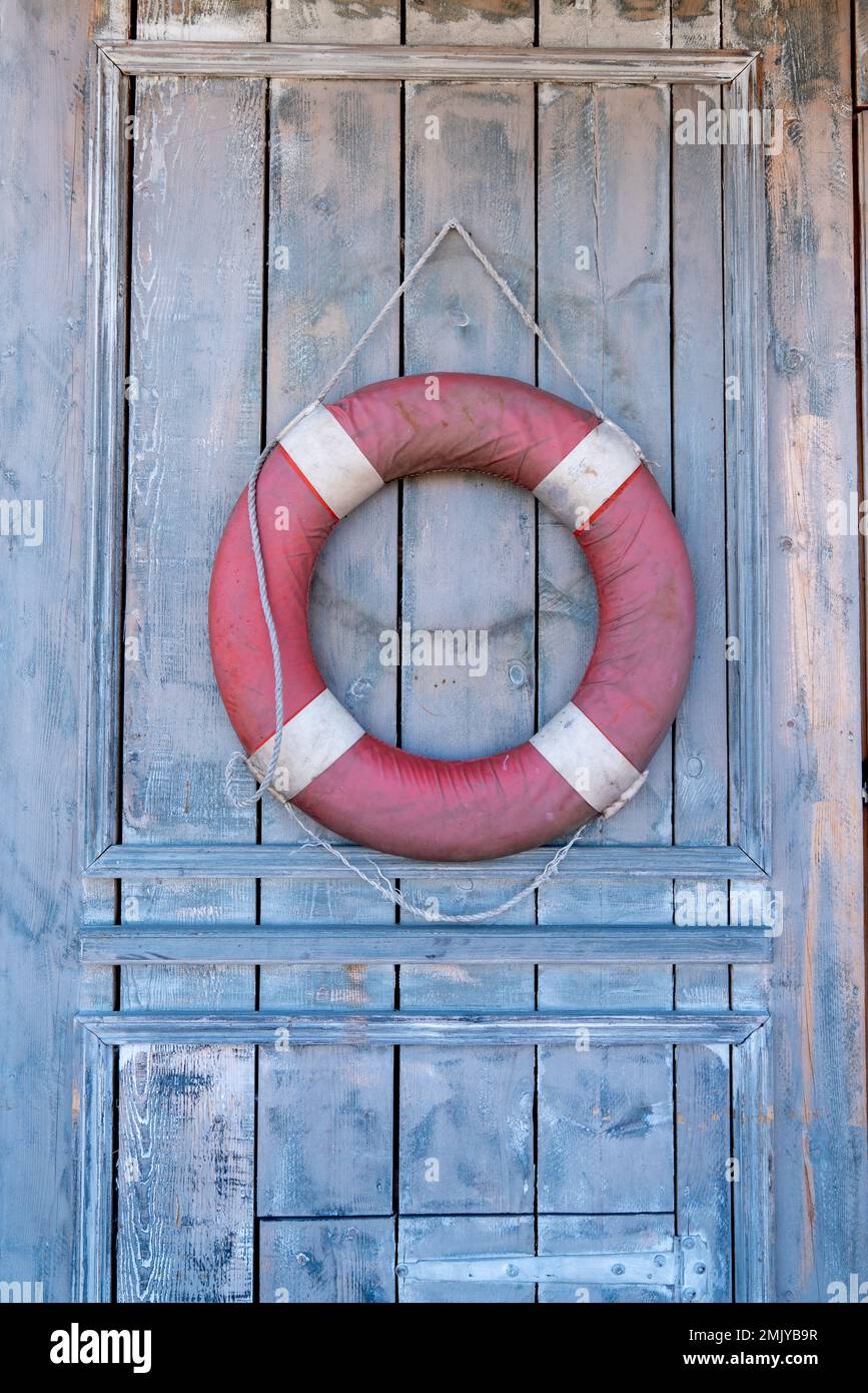 vecchia porta in legno d'epoca con barca a boa antica capanna in legno  retrò Foto stock - Alamy