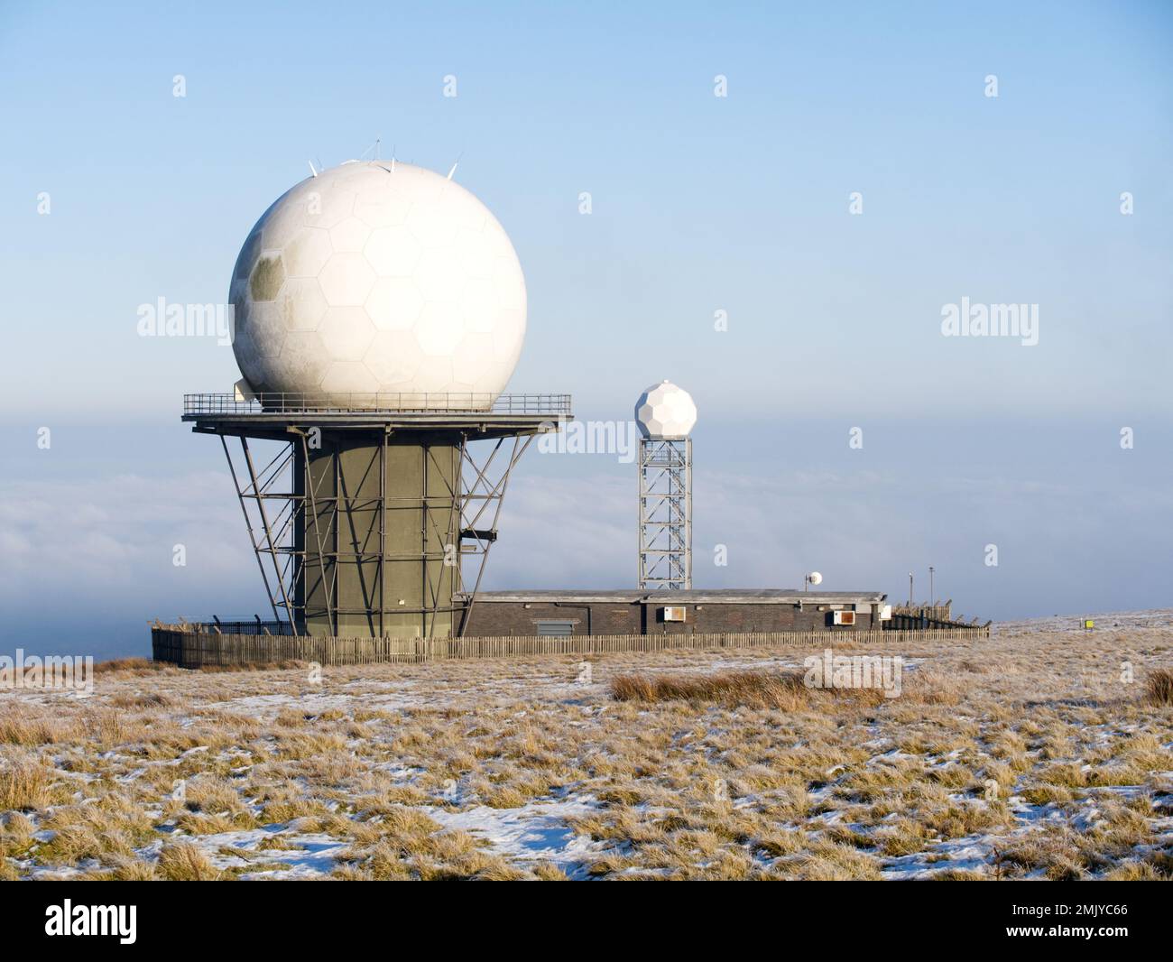 Titterstone Clee Hill summit 'golf ball' radar cupole- uno fa parte del National Air Traffic Services array, il più piccolo un Met Office meteo radar Foto Stock