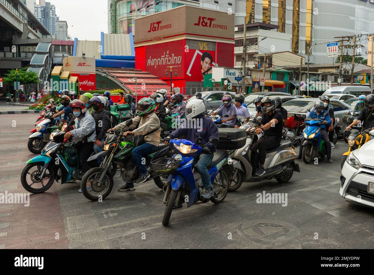 Traffico di Bangkok in attesa che i semafori cambino su Asok montri Road allo svincolo con Sukhumvit Road Foto Stock