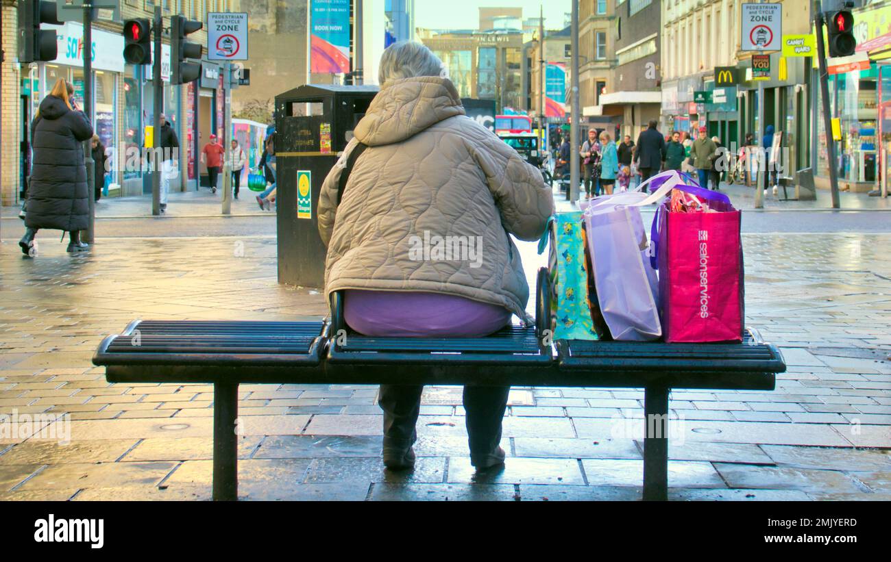Glasgow, Scozia, Regno Unito 28tht gennaio 2023. UK Weather: Grande donna shopping seduto sul belch sauchiehall strada freddo e bagnato ha visto le strade essere unwelcoming come il centro della città ha bisogno di un makeover o almeno di un ripulire. Credit Gerard Ferry/Alamy Live News Foto Stock