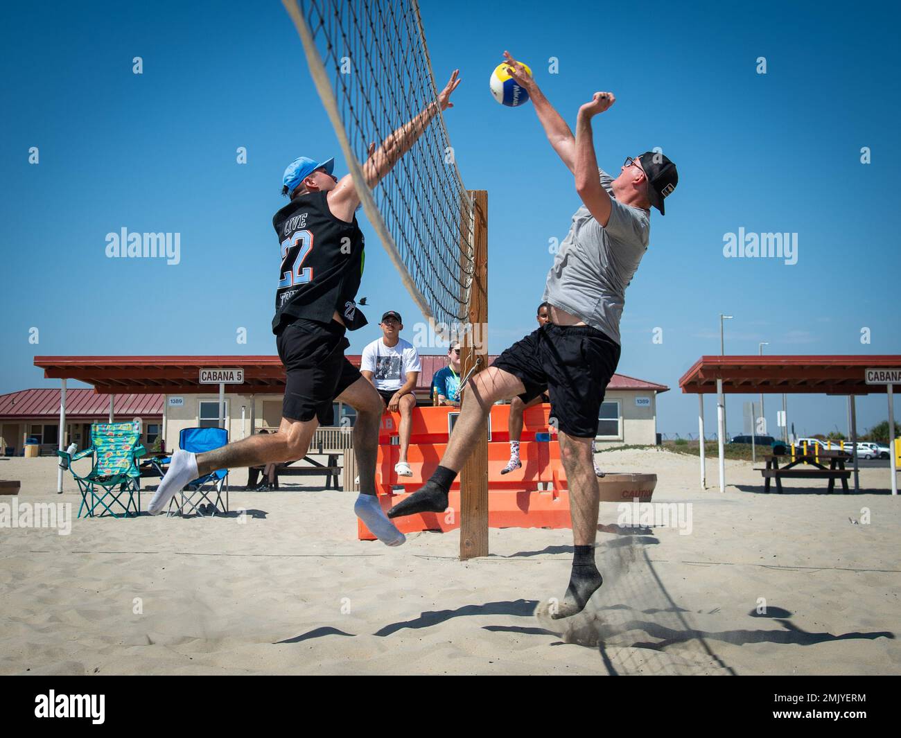 220901-N-EE352-1257 SAN DIEGO (SETT. 1, 2022) Aviation Ordnanceman 3rd Class Tanner Stiewert, a sinistra, un nativo di Austin, Texas, E Sonar Technician (Surface) 2nd Class Braxton White, un nativo di Wichita Falls, Texas, gareggiano durante una finale di pallavolo con marinai assegnati alla portaerei di classe Nimitz USS Carl Vinson (CVN 70) come parte di un concorso Vinson Captain’s Cup presso Breaker’s Beach a bordo della Naval Air Station North Island, settembre 1. Vinson è attualmente pierside nel suo homeport di San Diego. Foto Stock