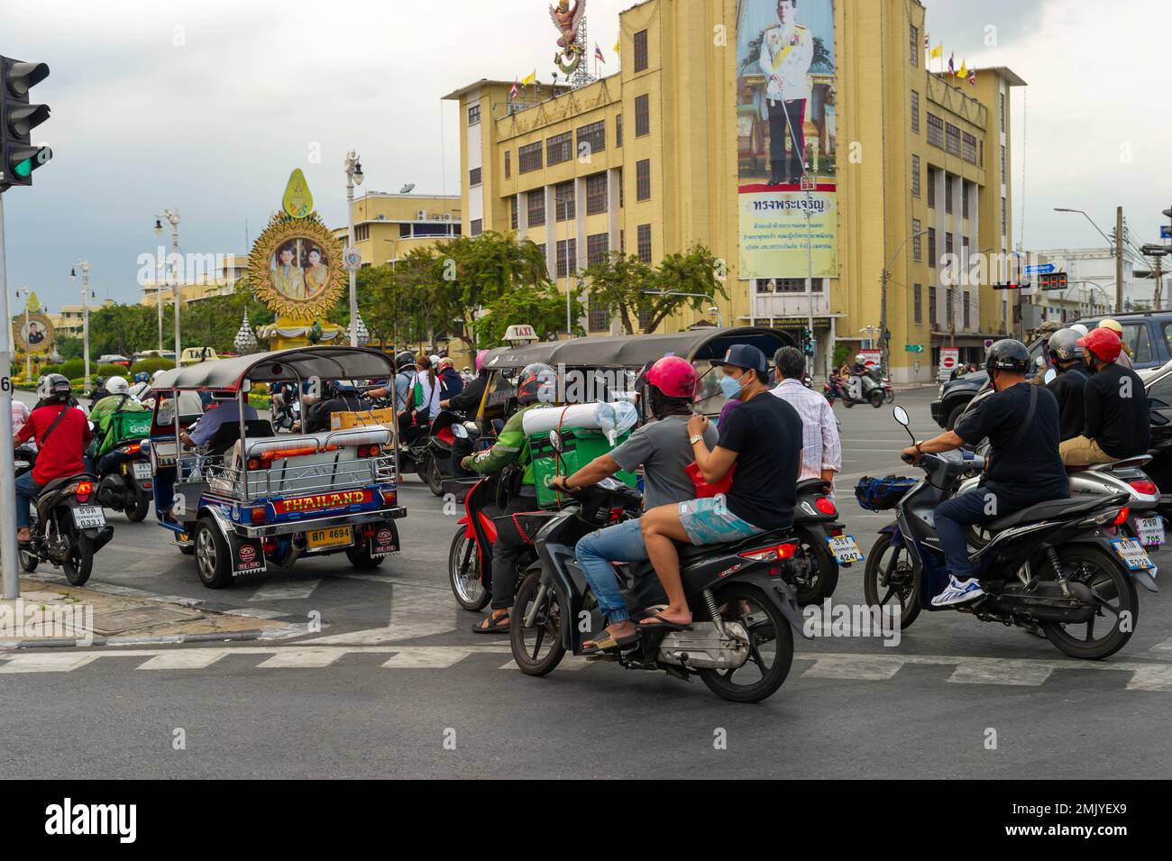 Trafficato traffico diurno sulla Ratchadamnoen Klang Road, Bangkok, Thailandia Foto Stock
