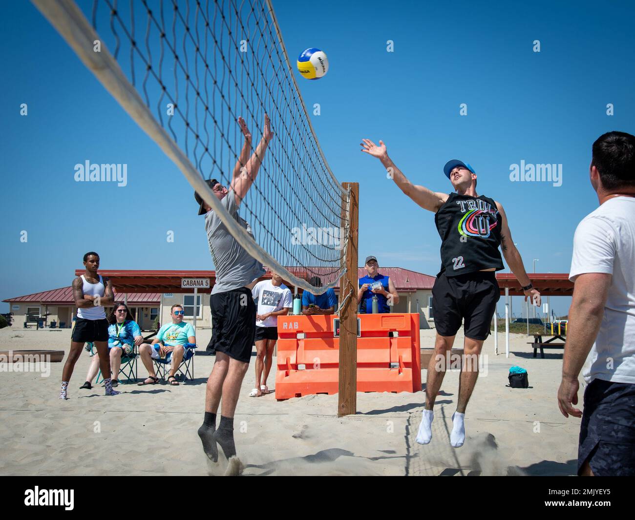 220901-N-EE352-1153 SAN DIEGO (SETT. 1, 2022) i velivoli di classe Nimitz USS Carl Vinson (CVN 70) si sfidano in una finale di pallavolo come parte di un concorso di Vinson Captain’s Cup a Breaker’s Beach a bordo della Naval Air Station North Island, 1 settembre. Vinson è attualmente pierside nel suo homeport di San Diego. Foto Stock