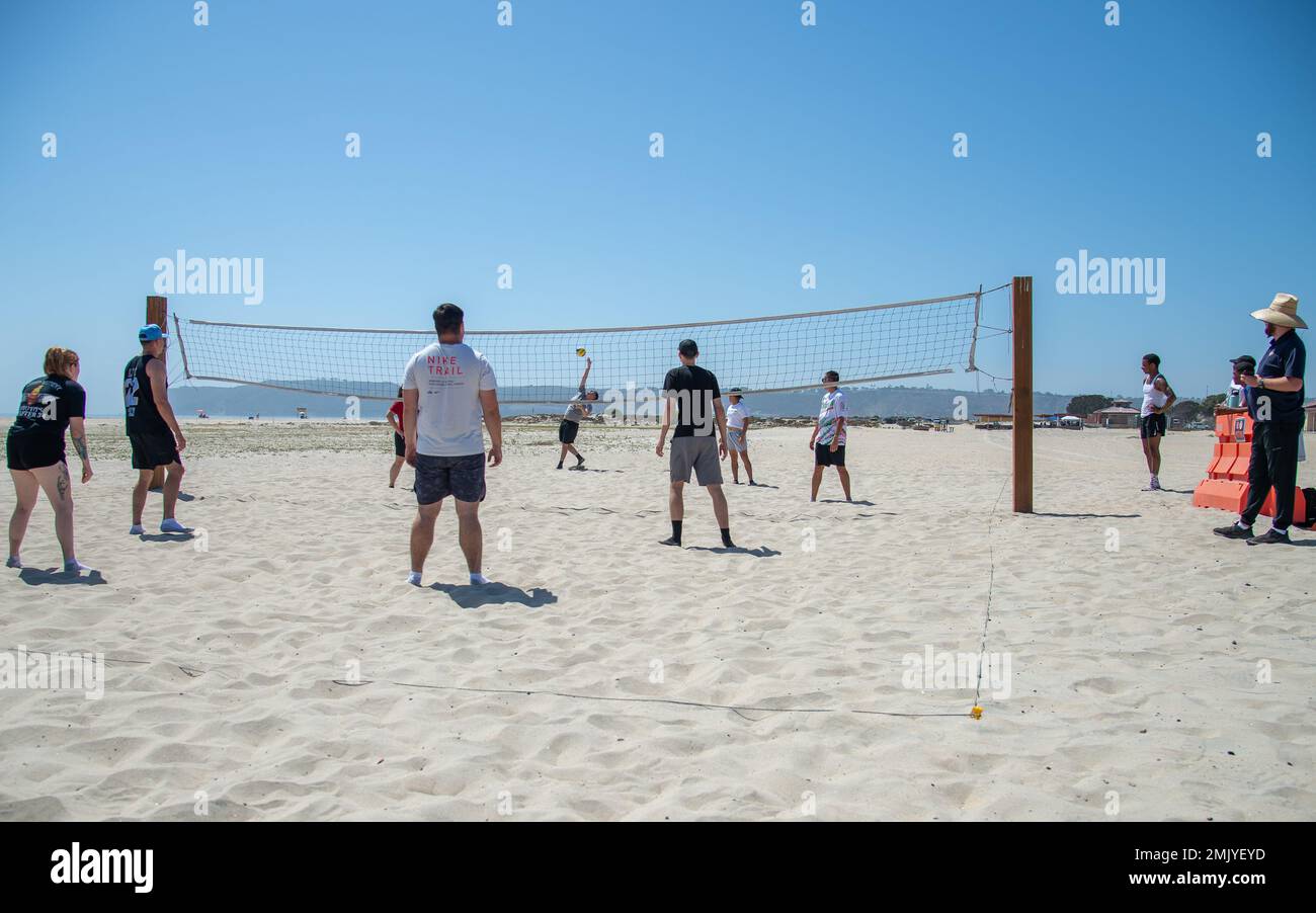 220901-N-EE352-1022 SAN DIEGO (SETT. 1, 2022) i velivoli di classe Nimitz USS Carl Vinson (CVN 70) si sfidano in una finale di pallavolo come parte di un concorso di Vinson Captain’s Cup a Breaker’s Beach a bordo della Naval Air Station North Island, 1 settembre. Vinson è attualmente pierside nel suo homeport di San Diego. Foto Stock