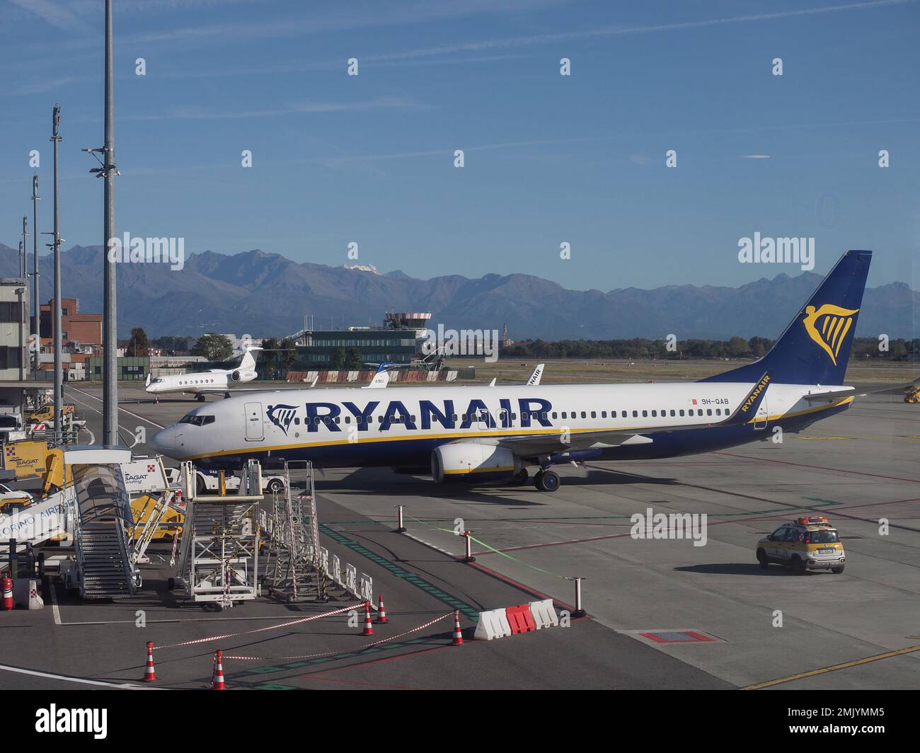 TORINO, ITALIA - CIRCA OTTOBRE 2022: Ryanair Boeing 737-8AS parcheggiato in aeroporto Foto Stock
