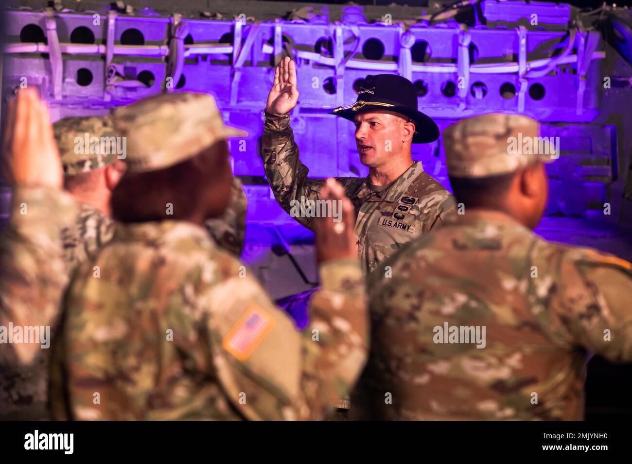 All'inizio di questa mattina, i soldati di fronte a Fort Hood si sono ritrovati in diretta in televisione con lo spettacolo Fox and Friends Morning organizzato da Will Cain. Brig. Il generale Steven P. Carpenter, 1st° divisione Cavalleria vice comandante generale di manovra, prestò il giuramento di arruolamento. Foto Stock