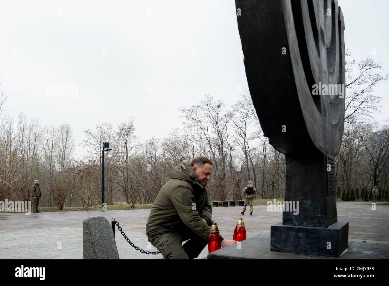 Kiev, Ucraina. 27 gennaio 2023. Il capo dello staff presidenziale ucraino Andrii Yermak mette una candela al memoriale di Menorah per commemorare la Giornata internazionale della memoria dell'Olocausto nel sito del Memoriale storico nazionale di Babyn Yar, 27 gennaio 2023 a Kyiv, Ucraina. Credit: Presidenza Ucraina/Ufficio stampa presidenziale Ucraina/Alamy Live News Foto Stock