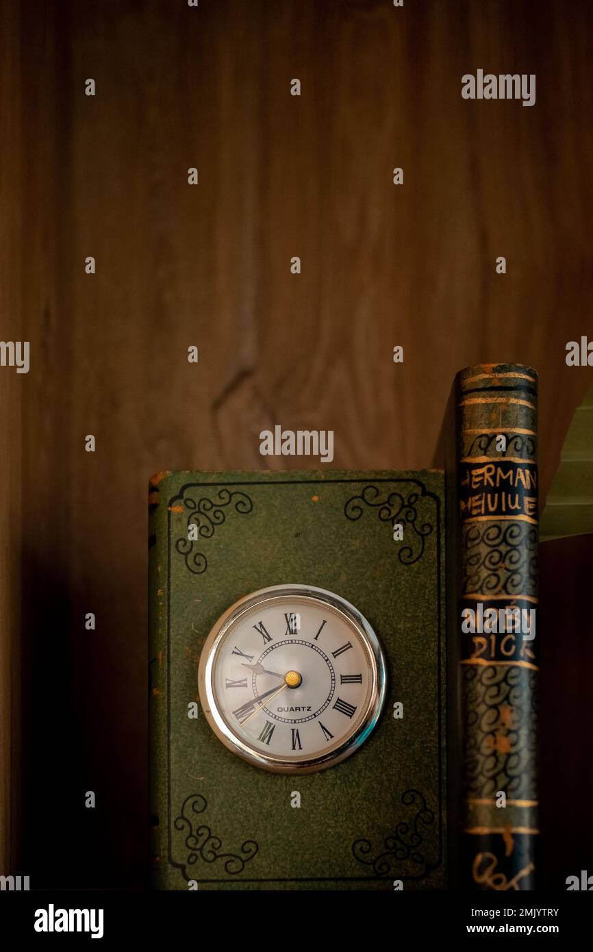 Un orologio classico e decorativo, bello e suggestivo. Foto Stock