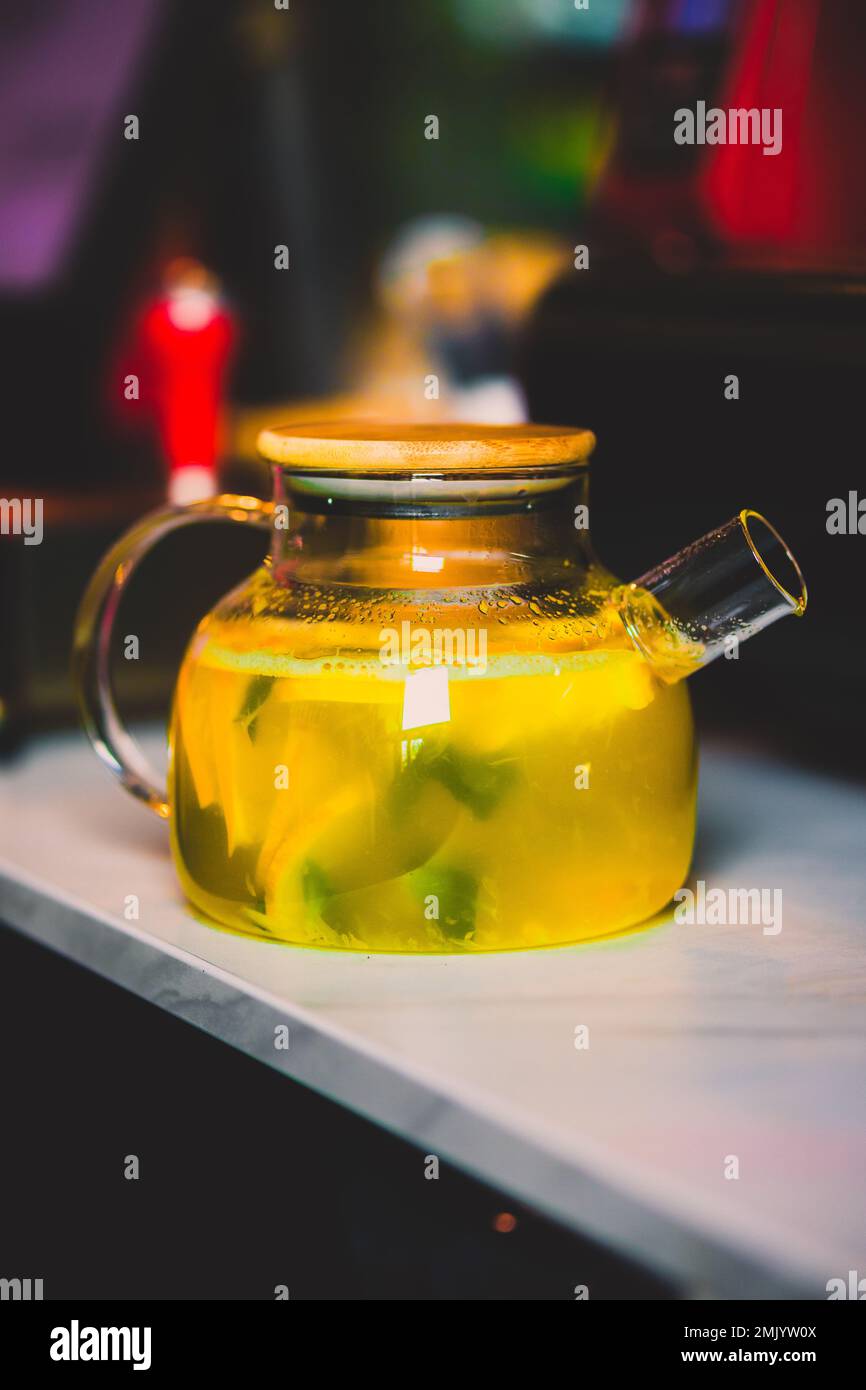 Una teiera con tè, giallo e gustoso. Foto Stock