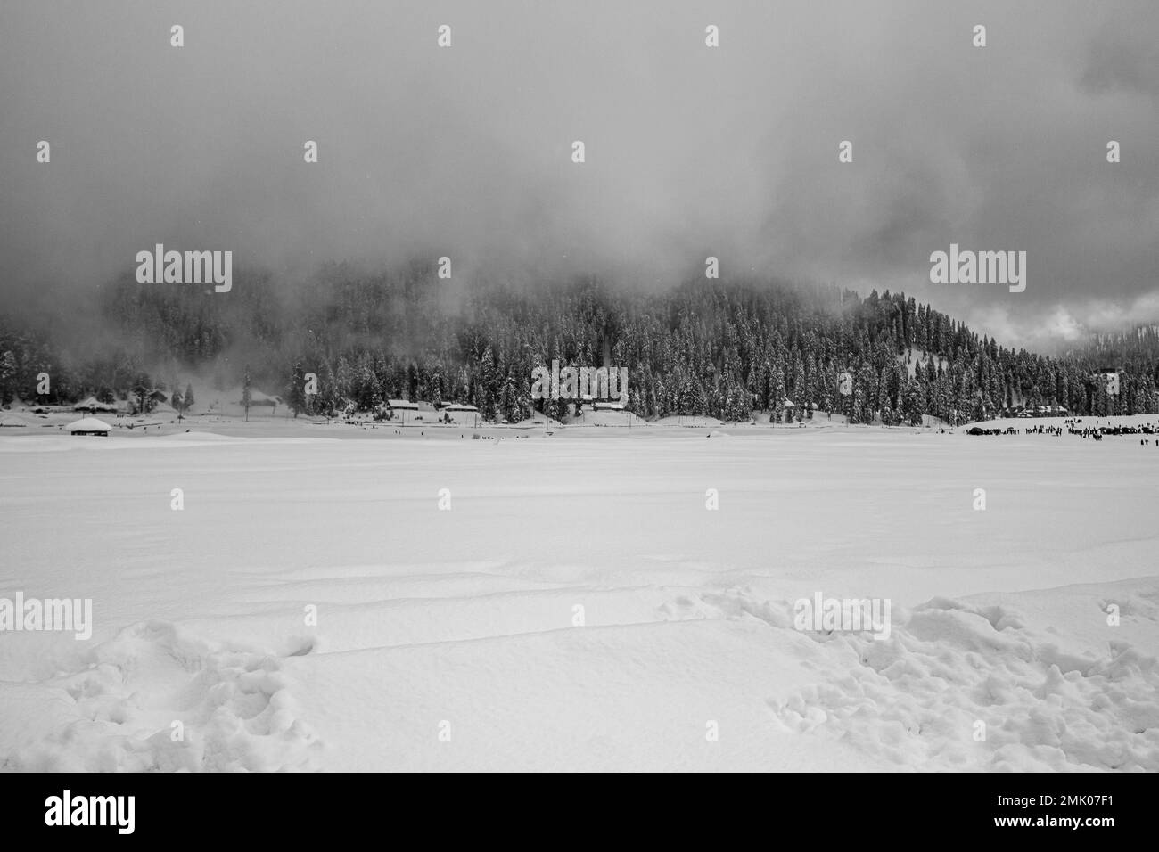 Bella vista di Gulmarg durante la stagione invernale circondato da montagne ghiacciate Himalaya ghiaccio e verde abete e pino nella foresta di Gulmarg. Foto Stock