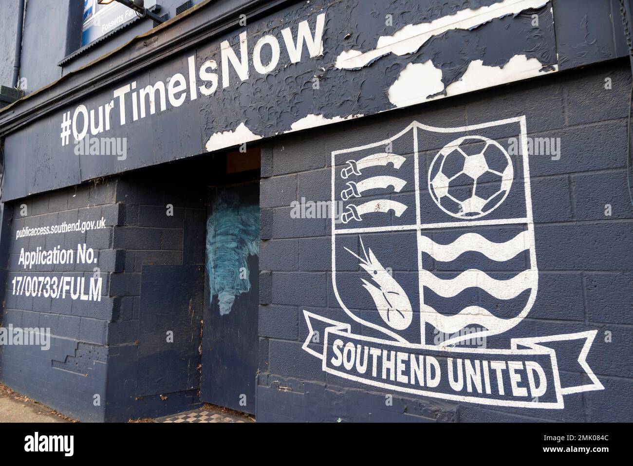 Southend on Sea, Essex, Regno Unito. 28th Jan, 2023. Una protesta si sta svolgendo presso la squadra di calcio Southend United prima della loro partita contro Eastleigh nella National League. I tifosi danno la colpa al presidente Ron Martin per non aver investito nel club e temono che una prossima petizione di liquidazione HMRC possa andare non pagata e rischiare la sopravvivenza del club. I manifestanti si sono riuniti nella High Street prima di marciare verso il Roots Hall Ground del club. I sostenitori hanno prestato fiducia al club £40.000 per coprire le retribuzioni nel mese di novembre e temono che non possano essere rimborsati. Slogan di cresta e decadente fuori terra Foto Stock