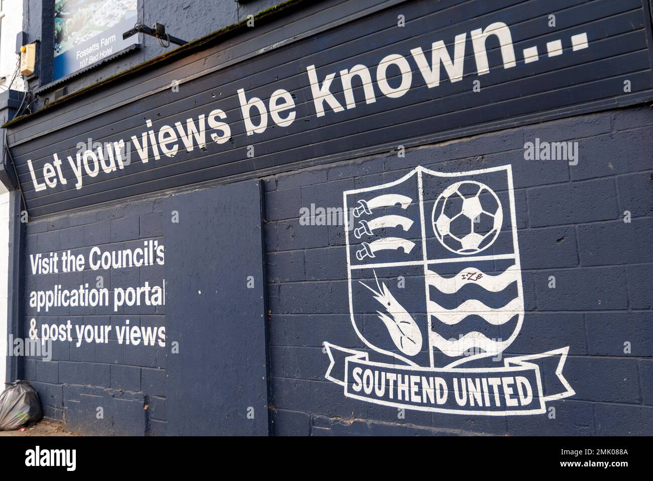 Southend on Sea, Essex, Regno Unito. 28th Jan, 2023. Una protesta si sta svolgendo presso la squadra di calcio Southend United prima della loro partita contro Eastleigh nella National League. I tifosi danno la colpa al presidente Ron Martin per non aver investito nel club e temono che una prossima petizione di liquidazione HMRC possa andare non pagata e rischiare la sopravvivenza del club. I manifestanti si sono riuniti nella High Street prima di marciare verso il Roots Hall Ground del club. I sostenitori hanno prestato fiducia al club £40.000 per coprire le retribuzioni nel mese di novembre e temono che non possano essere rimborsati. Messaggio di richiesta di viste fuori terra Foto Stock