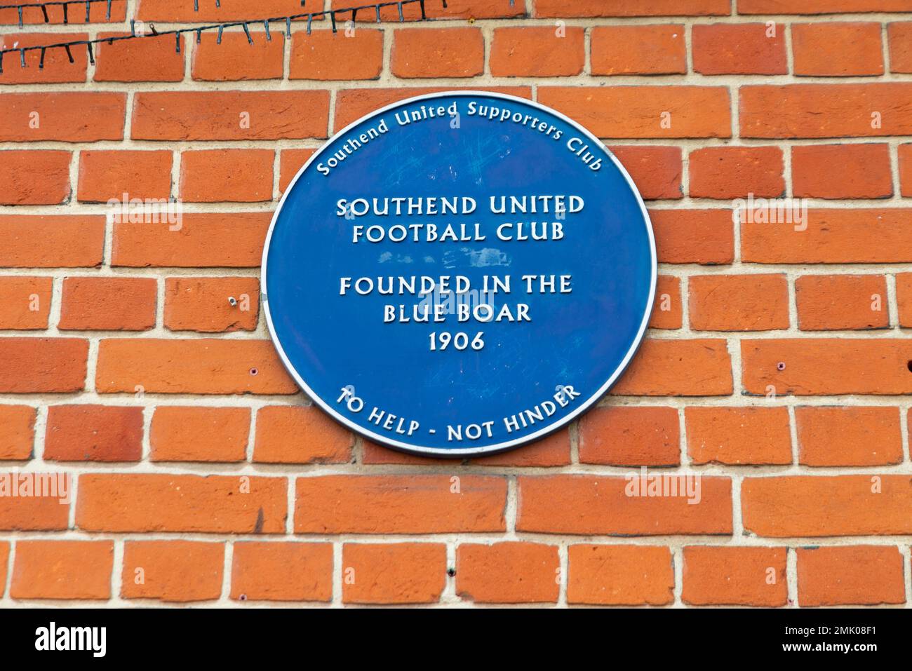 Southend on Sea, Essex, Regno Unito. 28th Jan, 2023. Una protesta si sta svolgendo presso la squadra di calcio Southend United prima della loro partita contro Eastleigh nella National League. I tifosi danno la colpa al presidente Ron Martin per non aver investito nel club e temono che una prossima petizione di liquidazione HMRC possa andare non pagata e rischiare la sopravvivenza del club. I manifestanti si sono riuniti nella High Street prima di marciare verso il Roots Hall Ground del club. I sostenitori hanno prestato fiducia al club £40.000 per coprire le retribuzioni nel mese di novembre e temono che non possano essere rimborsati. Targa blu nel luogo di fondazione del club Foto Stock