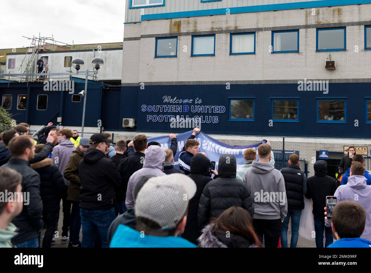 Southend on Sea, Essex, Regno Unito. 28th Jan, 2023. Una protesta si sta svolgendo presso la squadra di calcio Southend United prima della loro partita contro Eastleigh nella National League. I tifosi danno la colpa al presidente Ron Martin per non aver investito nel club e temono che una prossima petizione di liquidazione HMRC possa andare non pagata e rischiare la sopravvivenza del club. I manifestanti si sono riuniti nella High Street prima di marciare verso il Roots Hall Ground del club. I sostenitori hanno prestato fiducia al club £40.000 per coprire le retribuzioni nel mese di novembre e temono che non possano essere rimborsati. Tifosi che cantano al di fuori degli uffici Roots Hall Foto Stock