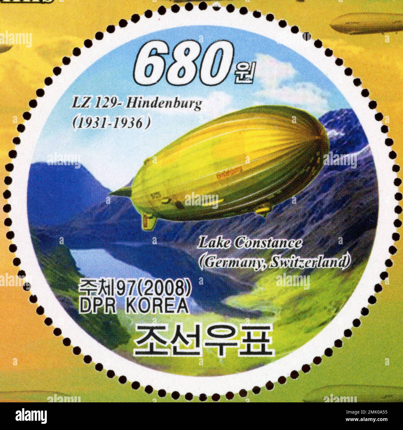 2008 francobollo nordcoreano con il dirigibile LZ 129 Hindenburg che sorvola il lago di Costanza, Germania e Svizzera. Foto Stock