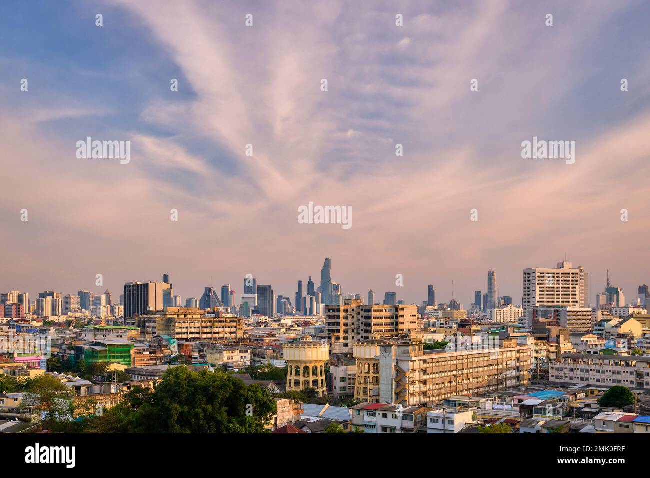 Paesaggio urbano del centro di Bangkok al tramonto, cielo blu e nuvole, Thailandia. Foto Stock