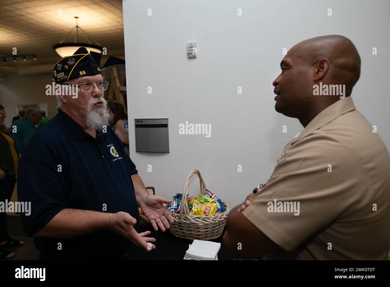 Direttore Ospedale Corpsman Phillip Jean-Gilles, da Miami, USS Gerald R. Ford's (CVN 78) assistente esecutivo al capo comandante, parla con un veterano durante un panel con i marinai Ford per un Gerald R. Ford Institute for Leadership in Public Policy and Service evento presso l'Albion College di Albion, Michigan, 2 settembre 2022. Dodici marinai Ford si sono recati nel Michigan per la visita annuale della nave con il nome per conoscere l'eredità del presidente Gerald R. Ford e per entrare in contatto con i membri della comunità locale di Grand Rapids, Ann Arbor e Albion. Foto Stock