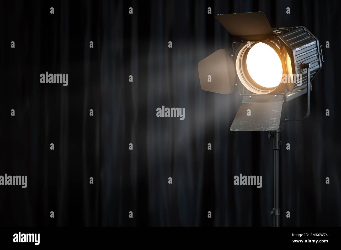 Palco o studio di primo piano su sfondo tenda nero. Apparecchiature di illuminazione per la fotografia in studio o la videografia. illustrazione 3d Foto Stock