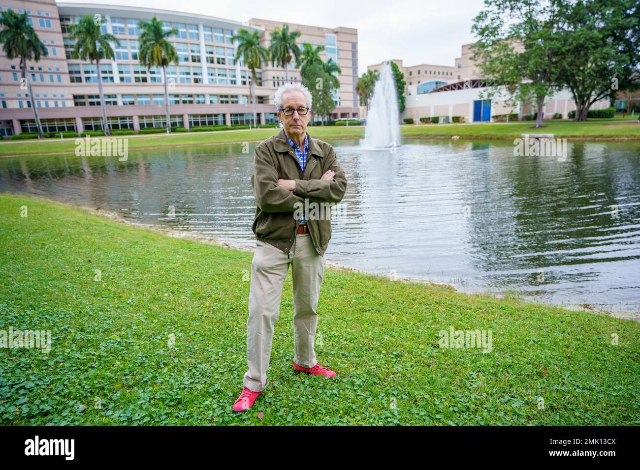 Professore universitario in campus presso un lago Foto Stock