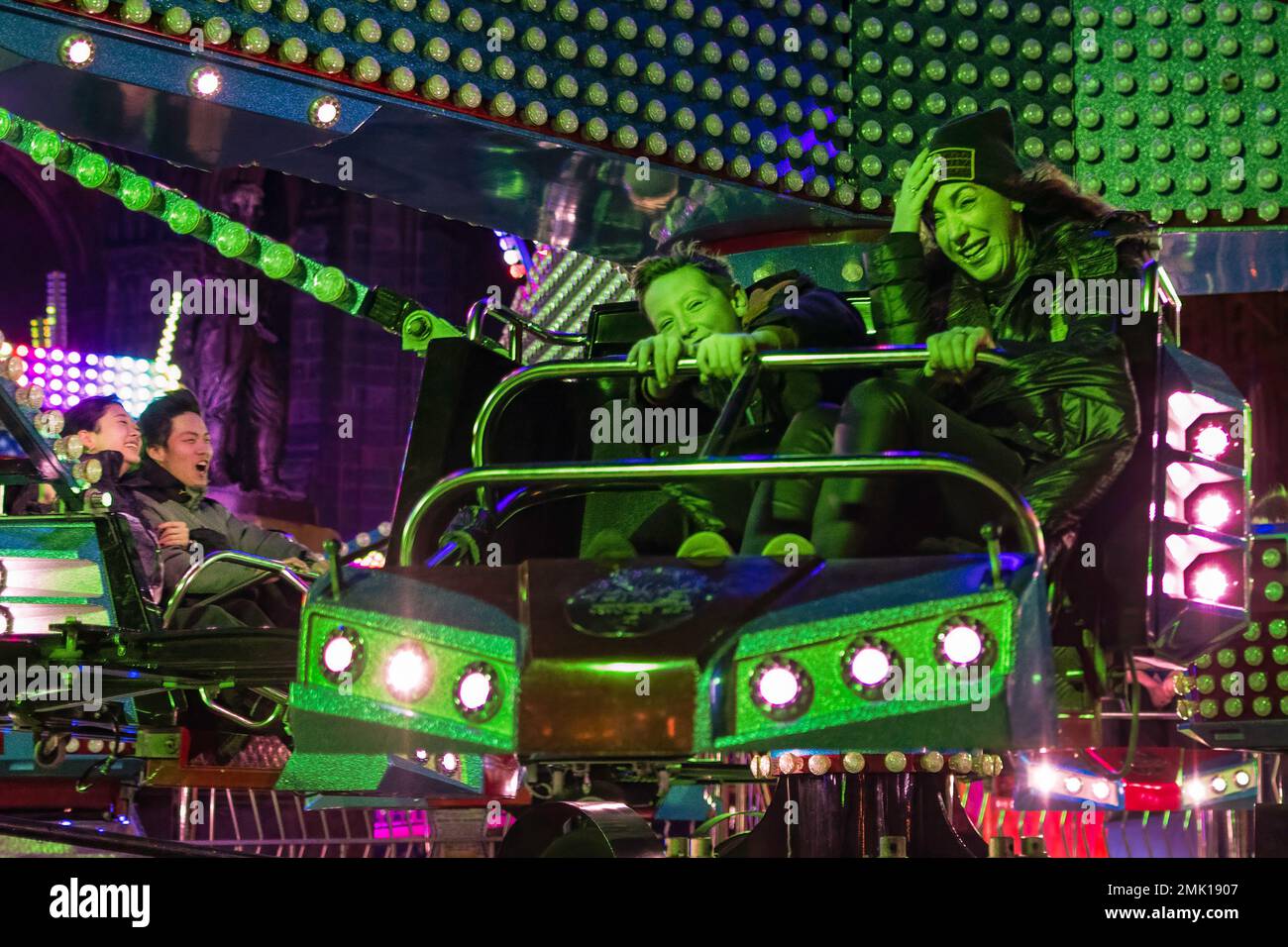 Tutto il divertimento della fiera. Persone che si godono la fiera del divertimento al Festival di Natale di Edimburgo Foto Stock