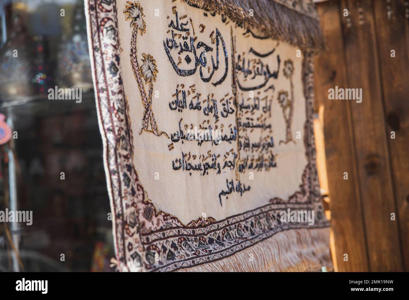 tappeto ricamato con perle nella città vecchia in egitto Foto Stock