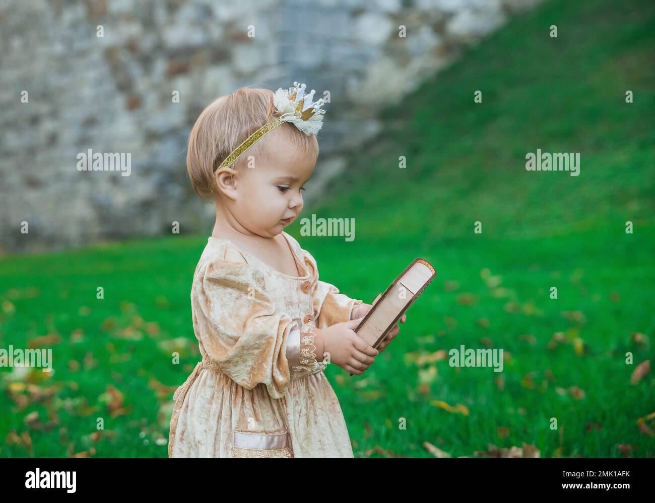 bambino di charme in costume principessa con corona sulla testa Foto Stock
