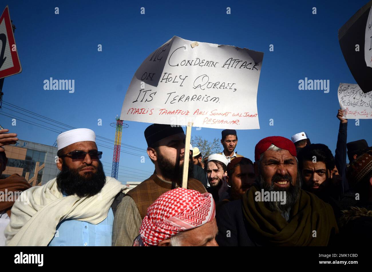 Peshawar, Pakistan. 27th Jan, 2023. Partito politico islamico Jamaat-e-Islami protesta contro la Svezia. Il primo ministro pakistano Shahbaz Sharif, diversi paesi arabi e la Turchia hanno condannato l'islamofobia il 23 gennaio dopo che il politico di estrema destra svedese-danese Rasmus Paludan ha bruciato una copia del Corano in un raduno a Stoccolma il 21 gennaio. (Foto di Hussain Ali/Pacific Press) Credit: Pacific Press Media Production Corp./Alamy Live News Foto Stock