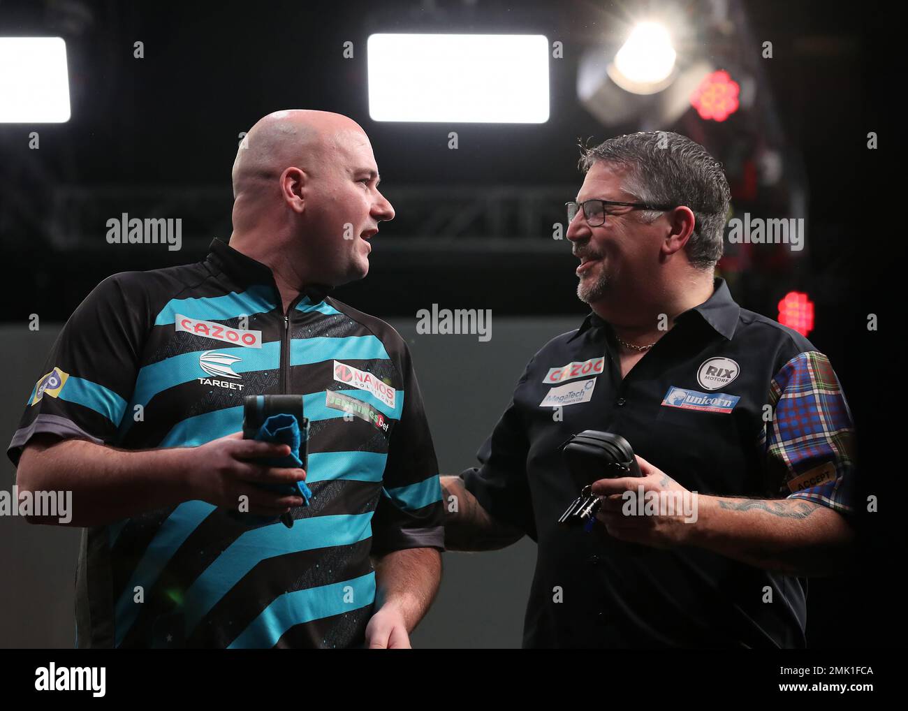 28th gennaio 2023, Marshall Arena, Milton Keynes, Inghilterra; 2023 PDC Cazoo Masters Day 2 sessione pomeridiana; Rob Cross parla con Gary Anderson dopo la partita Foto Stock