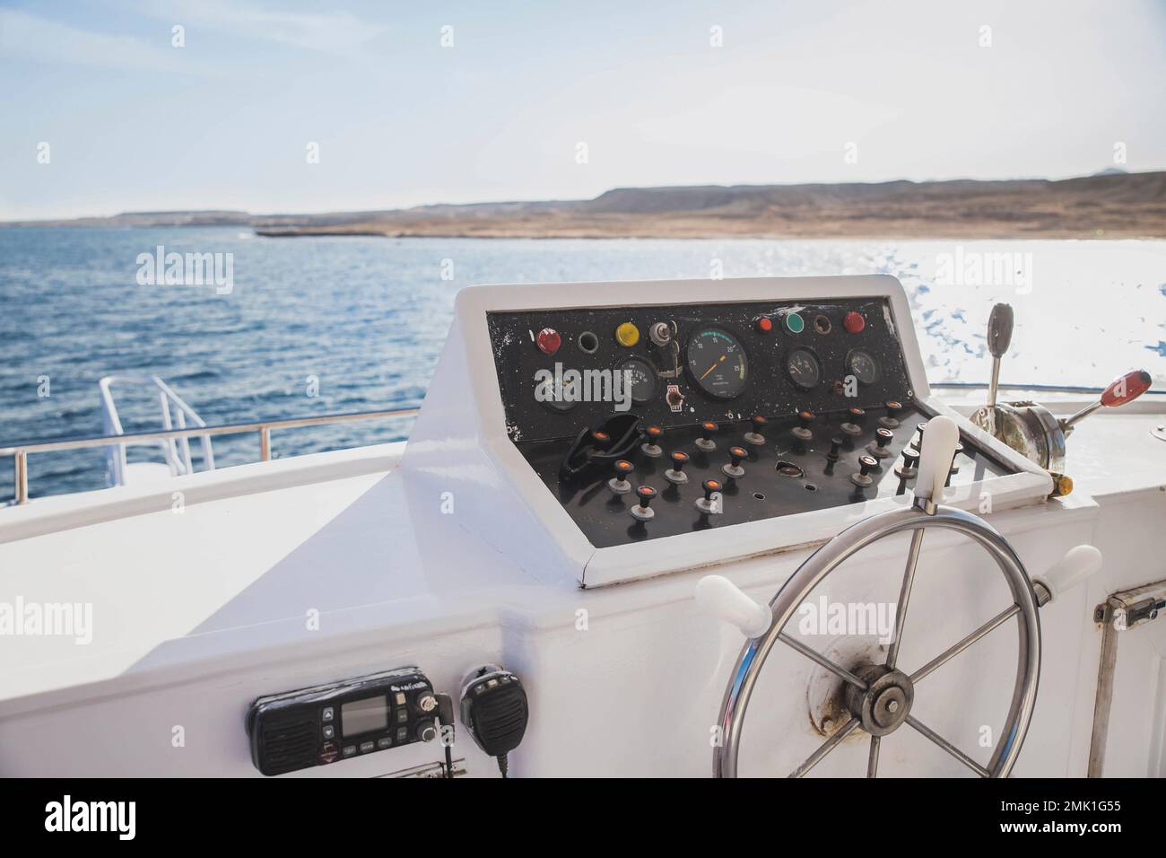 vista dal sedile del capitano sulla nave Foto Stock