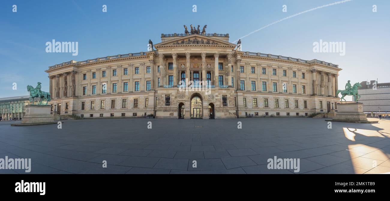 Vista panoramica del Palazzo Brunswick con Quadriga e statue equestri a Schlossplatz (Piazza del Palazzo) - Braunschweig, bassa Sassonia, Germania Foto Stock