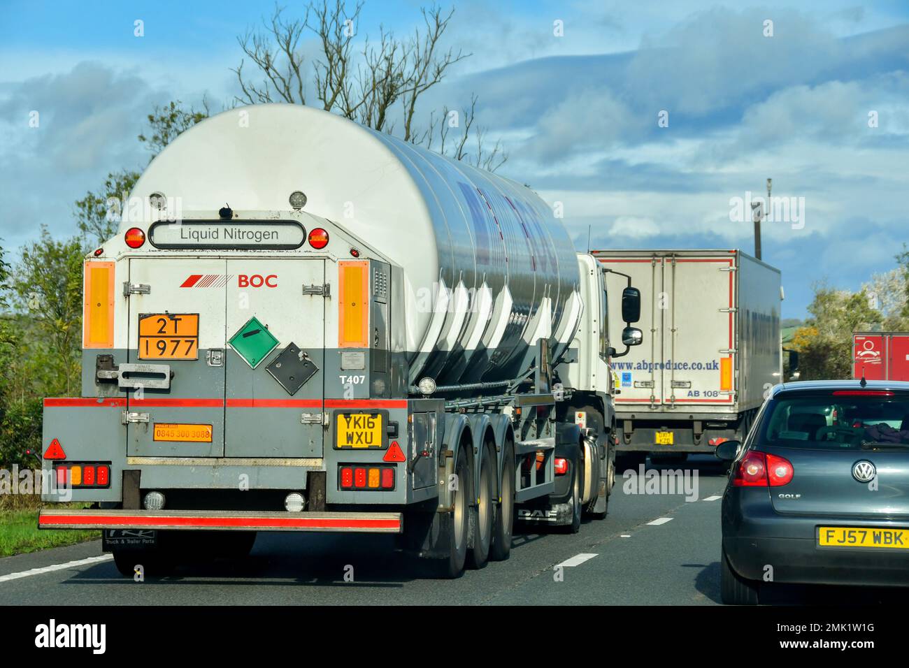 Monmouth, Galles - Ottobre 2021: Vista posteriore di un autocarro autocisterna che trasporta azoto liquido con altri tipi di traffico Foto Stock