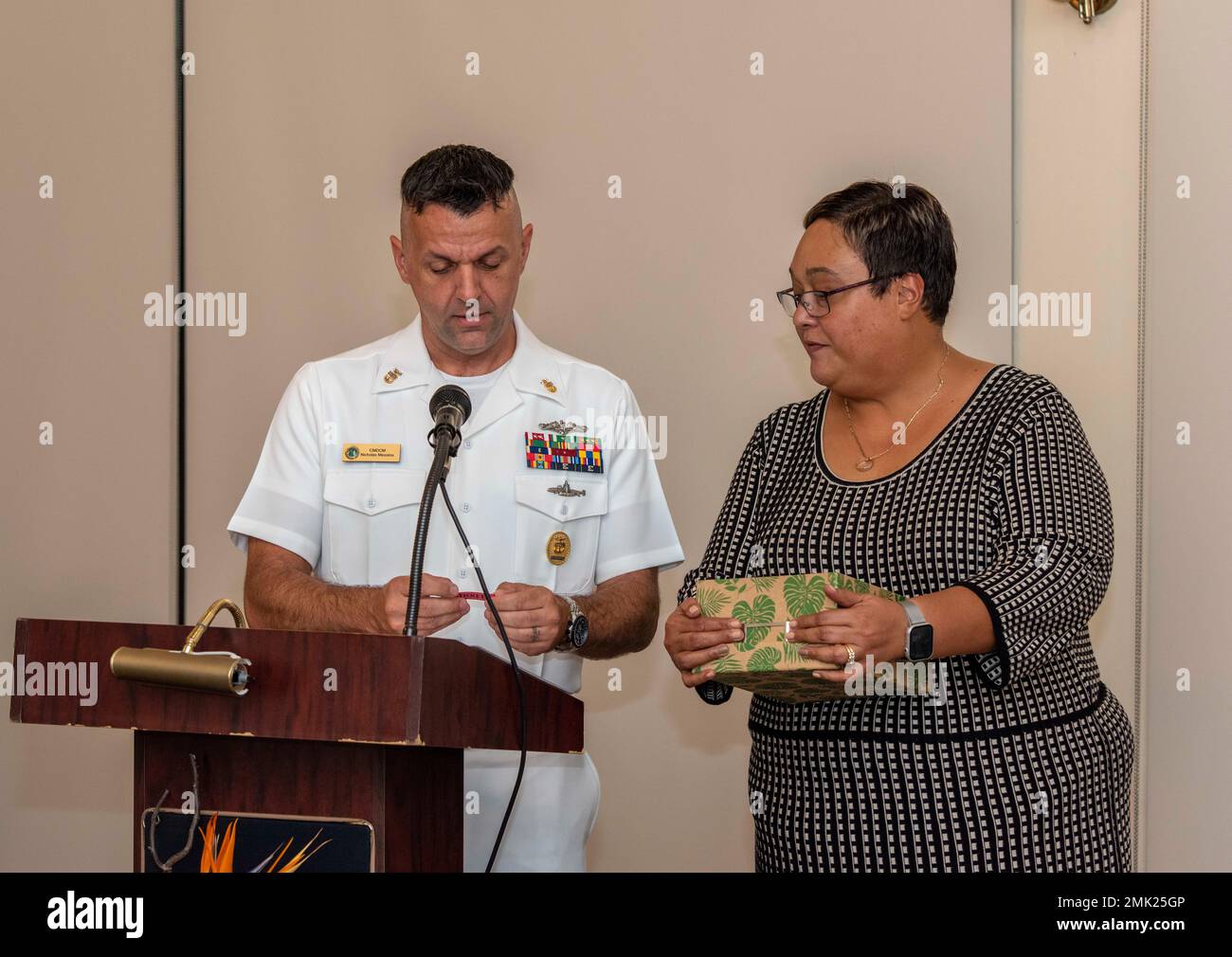 ASAN, Guam (dal 8, 2022) - Si È tenuto un banchetto al Top o’ the Mar per riconoscere e celebrare il mediatore dei comandi navali portati a casa a Guam con una cena, una lotteria e una cerimonia di taglio della torta. Il programma Navy Family Ombudsman è un programma a livello della Marina istituito per migliorare la preparazione alle missioni. Un forte comando del programma Ombudsman, sia a terra che a terra, contribuirà a garantire che le famiglie dispongano delle informazioni necessarie per affrontare le sfide di uno stile di vita militare. Foto Stock