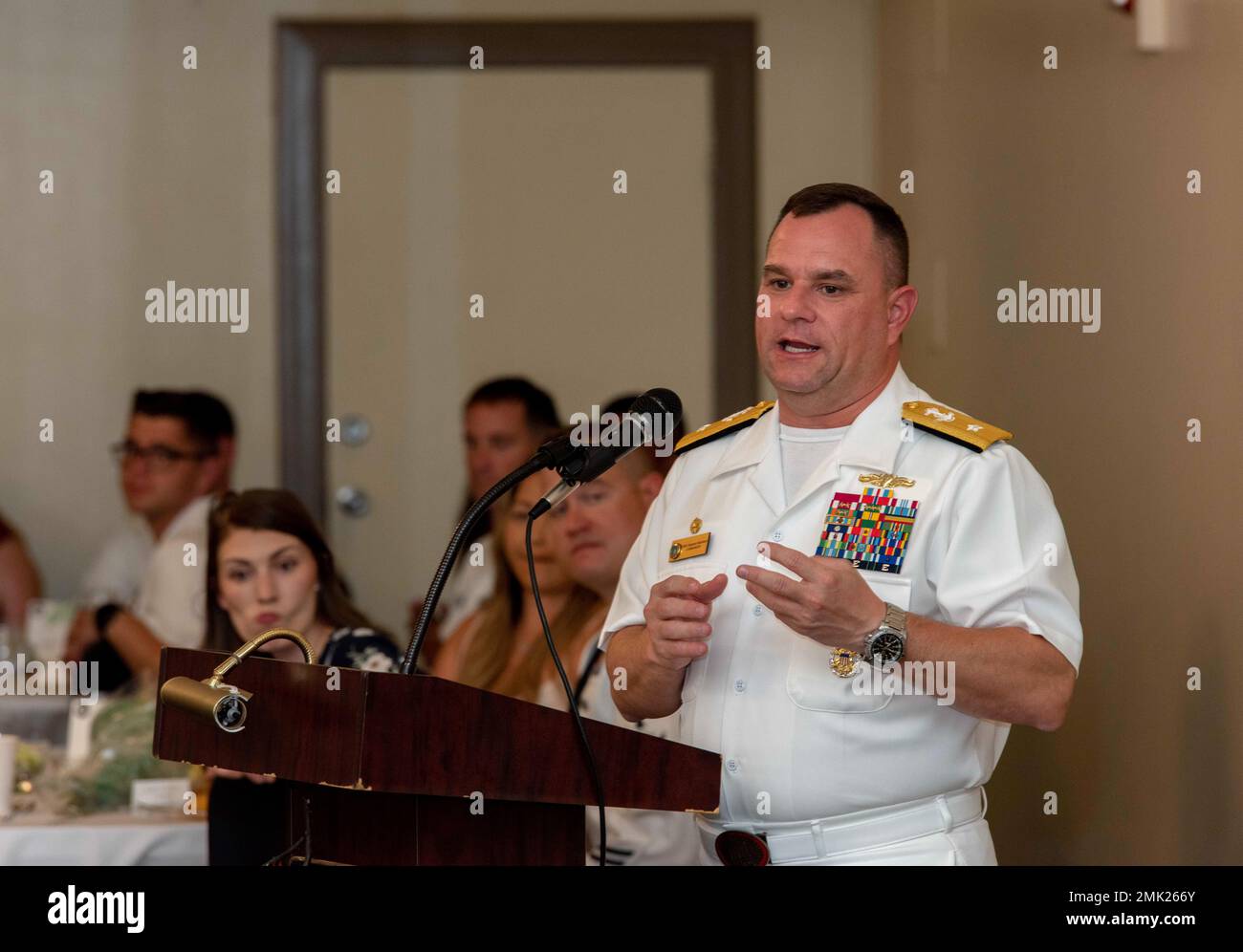 ASAN, Guam (dal 8, 2022) - Si È tenuto un banchetto al Top o’ the Mar per riconoscere e celebrare il mediatore dei comandi navali portati a casa a Guam con una cena, una lotteria e una cerimonia di taglio della torta. Il programma Navy Family Ombudsman è un programma a livello della Marina istituito per migliorare la preparazione alle missioni. Un forte comando del programma Ombudsman, sia a terra che a terra, contribuirà a garantire che le famiglie dispongano delle informazioni necessarie per affrontare le sfide di uno stile di vita militare. Foto Stock