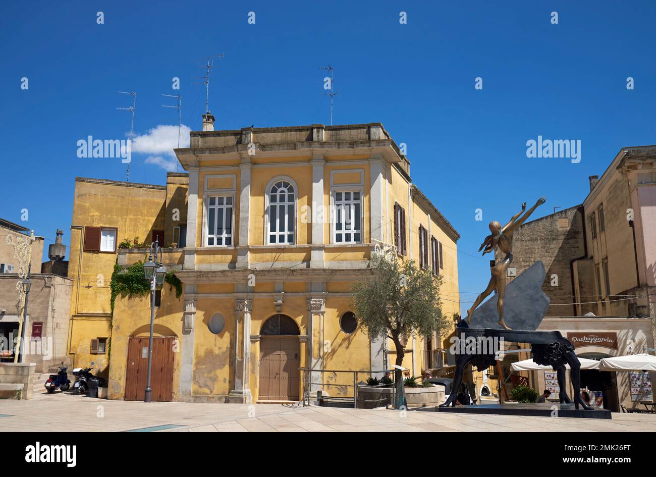 Piazza Francesco d'Assis, Matera, Basilicata, Italia, con a destra una scultura in bronzo del "piano surrealista" di Salvador Dali. Foto Stock