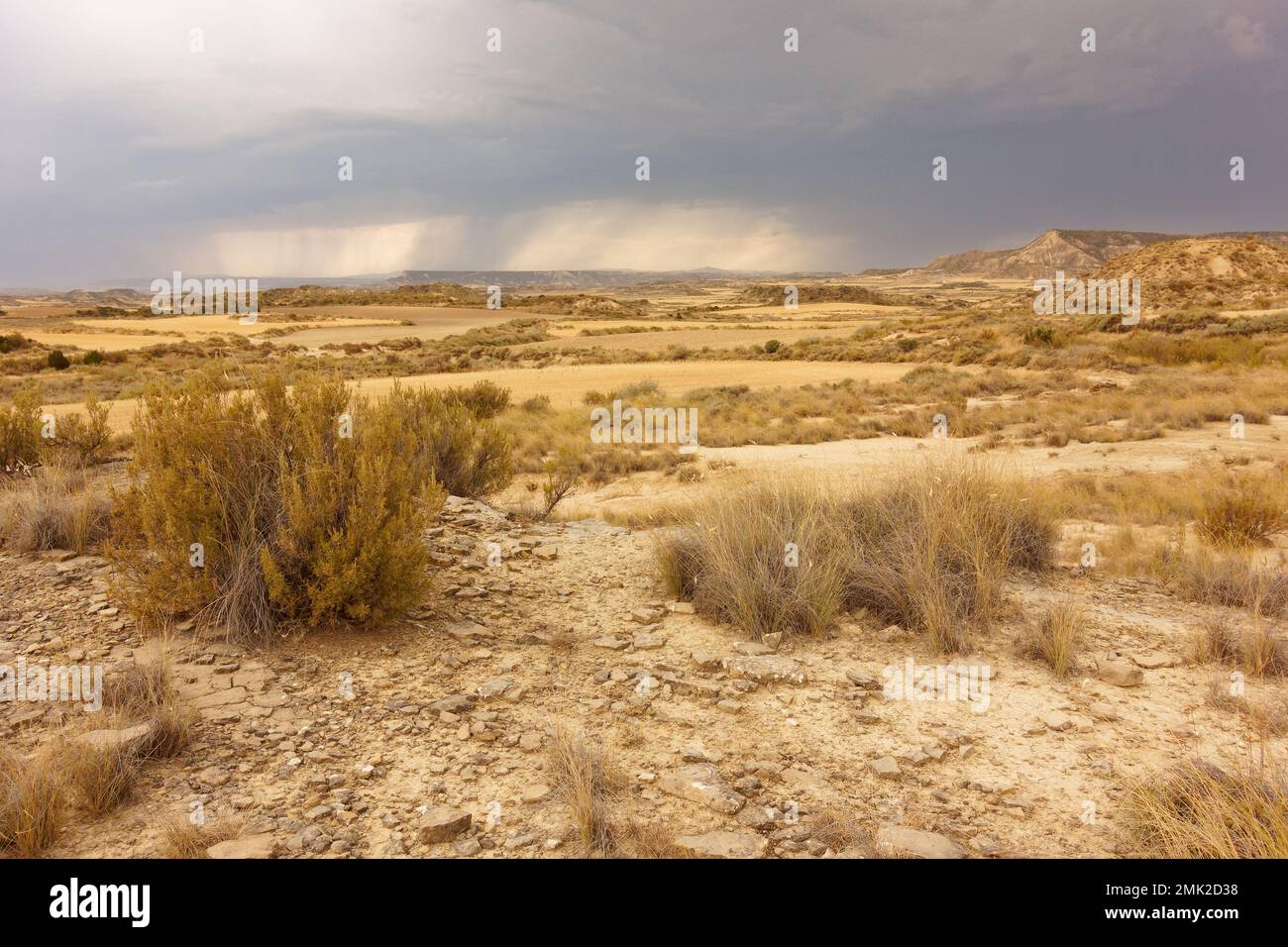 Saragossa in luce magica e Bardenas Reales - un paesaggio da un'altra stella Foto Stock