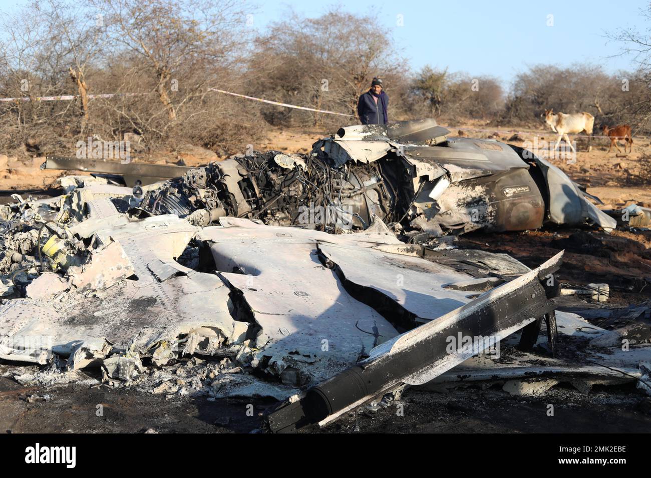 Jabalpur, India. 28th Jan, 2023. Gwalior, Madhya Pradesh, India, gennaio, 28,2023. La gente si trova vicino al relitto di un aereo dopo che un Sukhoi su-30 e un jet da combattimento Dassault Mirage 2000 si sono schiantati durante un esercizio nell'area di Pahargarh, a circa 50 chilometri (30 miglia) da Gwalior, Madhya Pradesh il 28 gennaio 2023. La polizia presente nel sito dell'incidente ha dichiarato che durante l'esercizio del 28 gennaio si è verificata un'apparente collisione a metà dell'aria. Foto di - Uma Shankar Mishra Credit: River Ganga/Alamy Live News Foto Stock