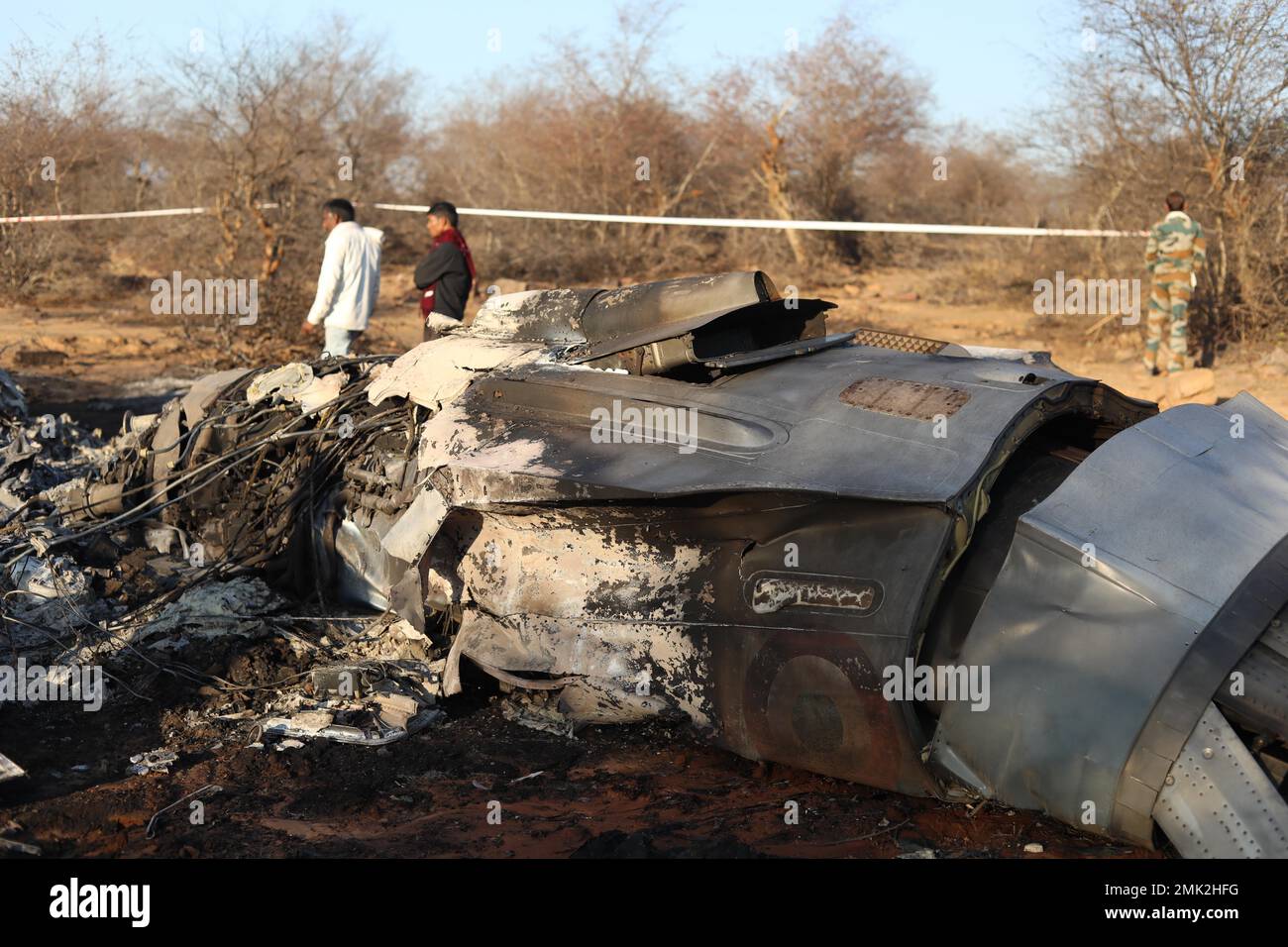 Jabalpur, India. 28th Jan, 2023. Gwalior, Madhya Pradesh, India, gennaio, 28,2023. La gente si trova vicino al relitto di un aereo dopo che un Sukhoi su-30 e un jet da combattimento Dassault Mirage 2000 si sono schiantati durante un esercizio nell'area di Pahargarh, a circa 50 chilometri (30 miglia) da Gwalior, Madhya Pradesh il 28 gennaio 2023. La polizia presente nel sito dell'incidente ha dichiarato che durante l'esercizio del 28 gennaio si è verificata un'apparente collisione a metà dell'aria. Foto di - Uma Shankar Mishra Credit: River Ganga/Alamy Live News Foto Stock