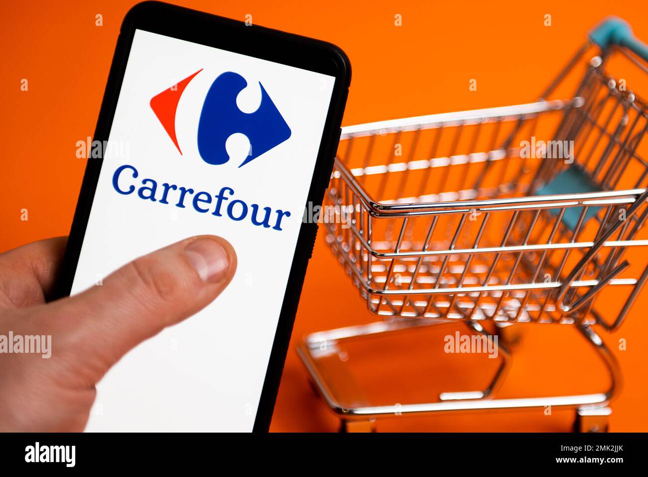 Polonia. 23rd Jan, 2023. In questa immagine viene visualizzato un logo Carrefour su uno smartphone. (Foto di Mateusz Slodkowski/SOPA Images/Sipa USA) Credit: Sipa USA/Alamy Live News Foto Stock