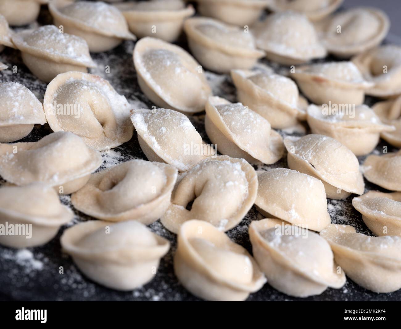 Foto in studio di gnocchi russi fatti a mano (Pelmeni): Arte culinaria tradizionale in un ambiente pulito e minimale. Foto Stock