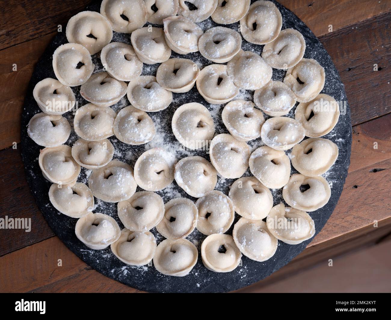 Foto in studio di gnocchi russi fatti a mano (Pelmeni): Arte culinaria tradizionale in un ambiente pulito e minimale. Foto Stock