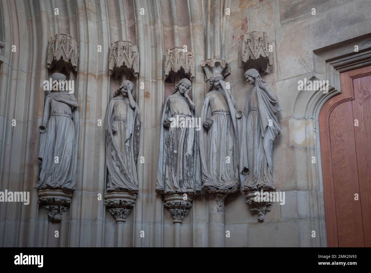Cinque vergini stolte che mostrano le loro sculture di dolore al Magdeburgo Cathedral Interior - Magdeburgo, Germania Foto Stock