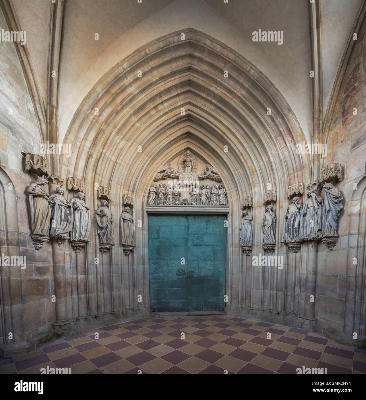 Porta e sculture in stile gotico delle dieci Vergini sagge e stolte alla porta del Paradiso all'interno della Cattedrale di Magdeburgo - Magdeburgo, Germania Foto Stock