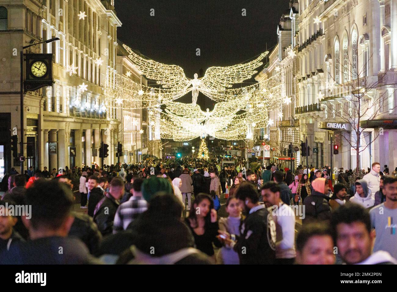 La folla si riunisce a Piccadilly Circus in vista delle celebrazioni di Capodanno a Londra. Immagine scattata il 31st dicembre 2022. © Belinda Jiao j Foto Stock