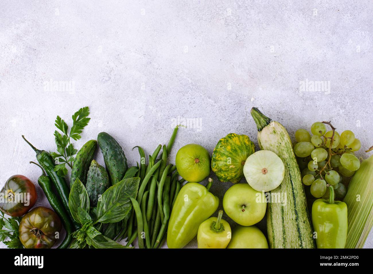 Assortimento di verdure e frutta rosse e gialle Foto Stock