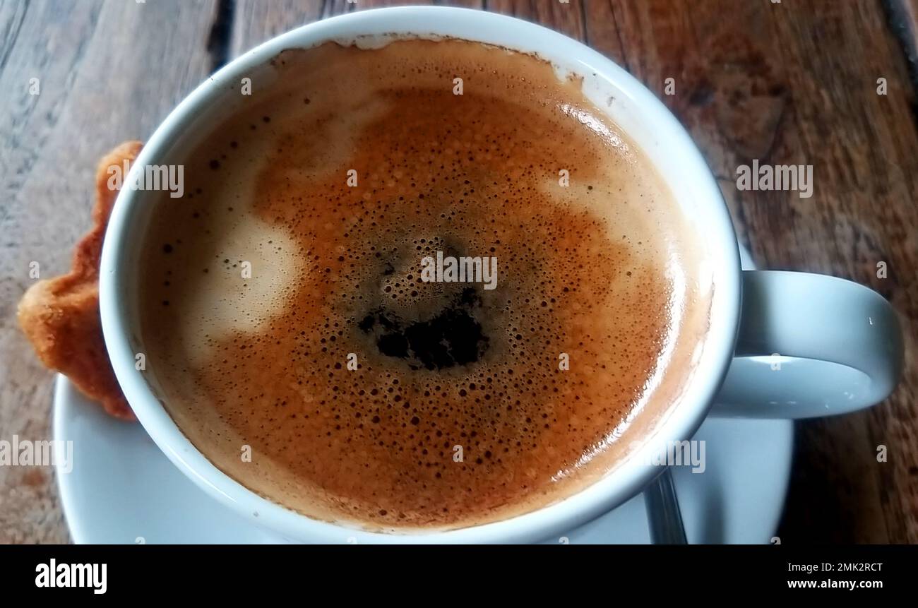 una tazza di caffè nero caldo Foto Stock
