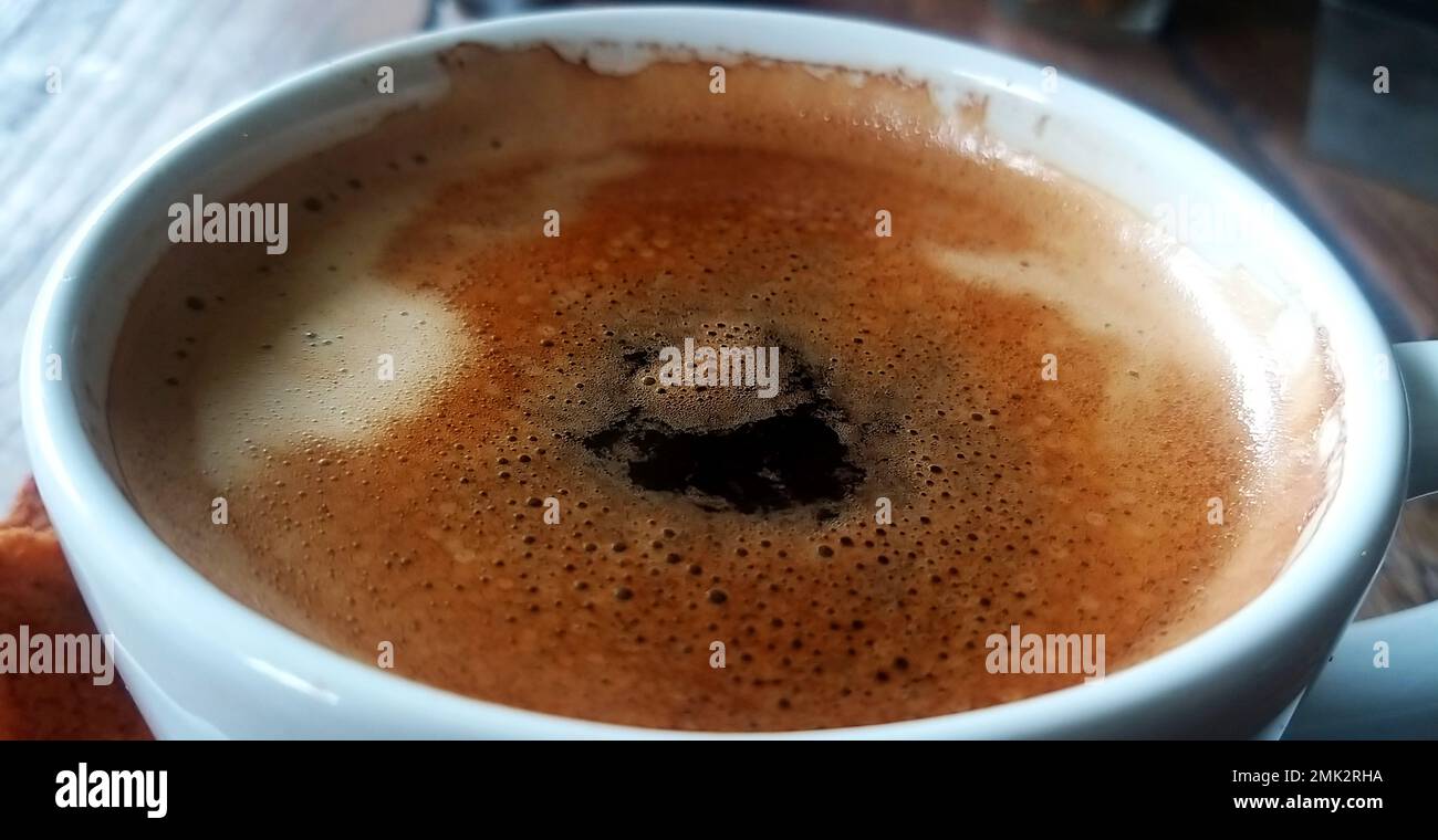 una tazza di caffè nero caldo Foto Stock