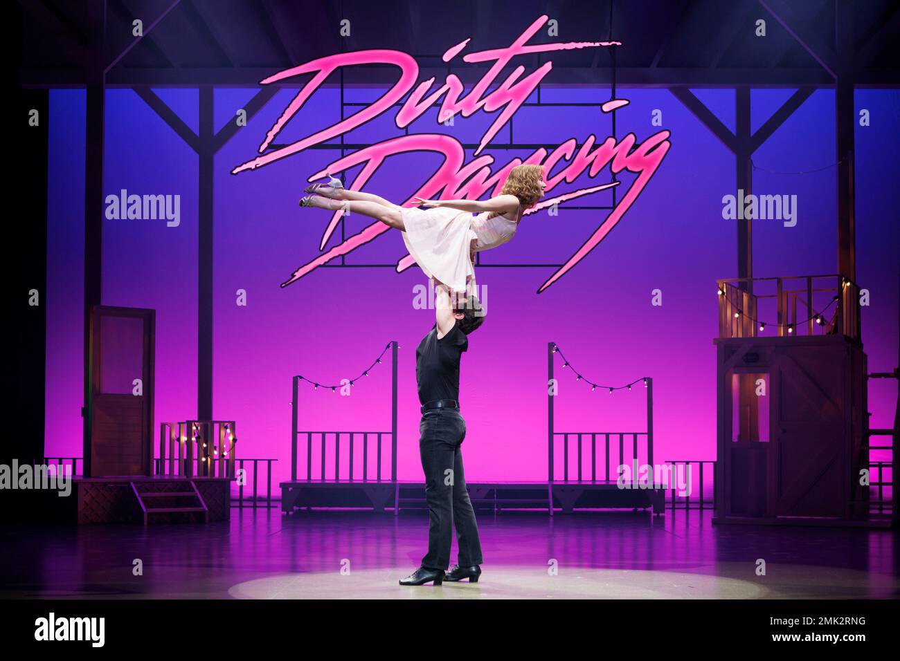 Vivete il tempo della vostra vita nel 2023, mentre Dirty Dancing – The Classic Story on Stage ritorna al West End al Dominion Theatre fino al 29th aprile. Pictu Foto Stock