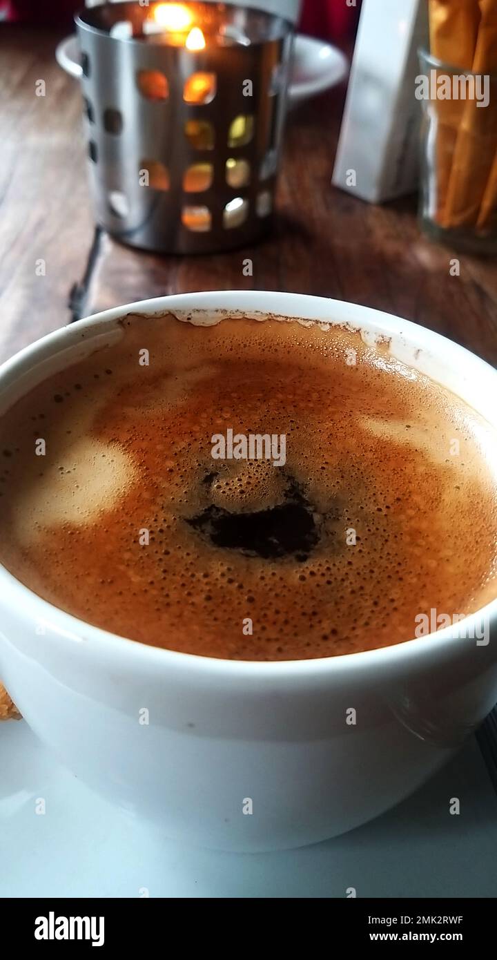 una tazza di caffè nero caldo Foto Stock